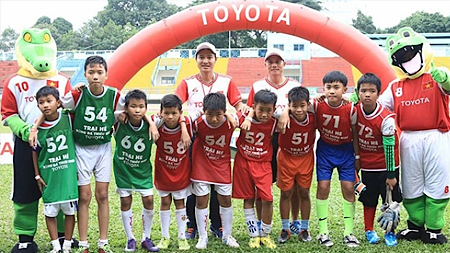 HLV Hồng Sơn sẽ tiếp tục huấn luyện các cầu thủ nhí tại trại hè 2016.