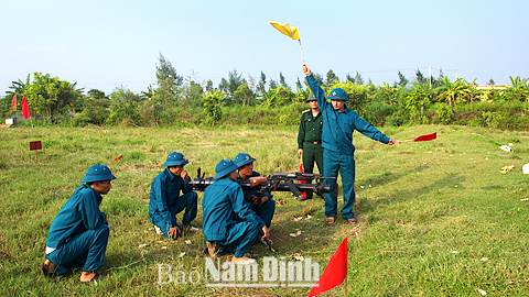 Lực lượng dân quân tự vệ huyện Xuân Trường huấn luyện nâng cao khả năng SSCĐ.