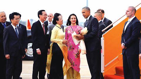 Lãnh đạo và người dân Thành phố Hồ Chí Minh đón và tặng hoa cho Tổng thống Ba-rắc Ô-ba-ma đến thăm thành phố.