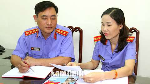 Kiểm sát viên Phòng Kiểm sát THADS (Viện KSND tỉnh) trao đổi nghiệp vụ.