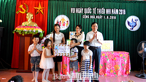 Đồng chí Trần Văn Chung, Phó Bí thư Thường trực Tỉnh uỷ, Chủ tịch HĐND tỉnh tặng quà cho các cháu Trường Mầm non xã Cộng Hòa, huyện Vụ Bản 
