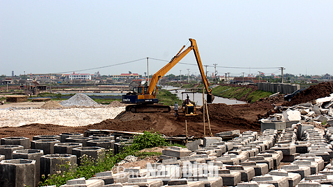 Thi công dự án nâng cấp kè Kiên Chính và hệ thống giữ bãi đê biển huyện Hải Hậu.