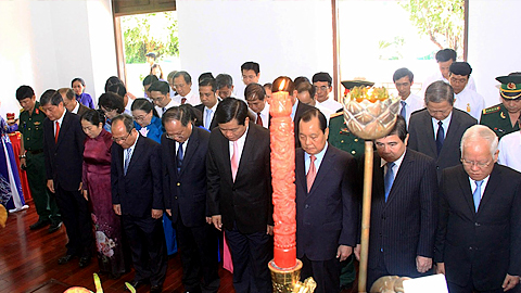 Lãnh đạo, nguyên lãnh đạo Thành phố Hồ Chí Minh cúi đầu trước anh linh Chủ tịch Hồ Chí Minh. 