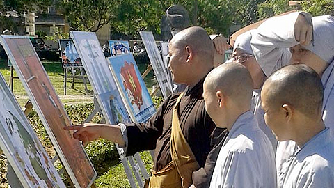 Đông đảo tăng ni tham quan triển lãm tranh cổ động và sản phẩm giáo dục về môi trường, biển đảo tại TP Huế