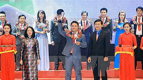 Trưởng ban Dân vận Trung ương Trương Thị Mai và Bí thư thứ nhất Trung ương Đoàn Lê Quốc Phong trao giải thưởng Top 10 Doanh nhân trẻ khởi nghiệp xuất sắc 2016.