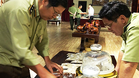 Lực lượng chức năng kiểm tra một điểm kinh doanh bán hàng cho khách Trung Quốc tại TP Nha Trang (Ảnh: Người Lao động)