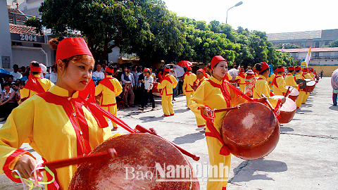 Hội trống “Các bà mẹ” xã Giao Châu tham gia lễ rước ở Đền thánh Sa Châu.