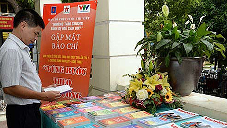 NXB Quân đội Nhân dân tập hợp tác phẩm tham gia cuộc thi để xuất bản 12 tập Những tấm gương bình dị mà cao quý thuộc tủ sách Học tập và làm theo tấm gương đạo đức Hồ Chí Minh.
