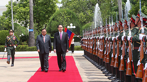 Chủ tịch nước Trần Đại Quang và Tổng Bí thư, Chủ tịch nước CHDCND Lào Bun-nhăng Vo-ra-chít duyệt đội Danh dự Quân đội Nhân dân Lào. 