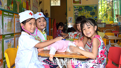 Các cháu lớp 5 tuổi, Trường Mầm non xã Hải Minh (Hải Hậu) với trò chơi "Bé tập làm bác sĩ".