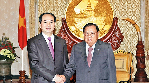 Chủ tịch nước Trần Đại Quang với Tổng Bí thư, Chủ tịch nước CHDCND Lào Bun-nhăng Vo-la-chít tại lễ đón. Ảnh: NHAN SÁNG (TTXVN)