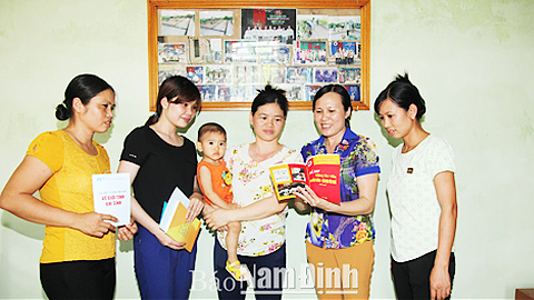 Hội viên câu lạc bộ "Phụ nữ không sinh con thứ 3" xóm Thụ Thành, xã Nghĩa Trung trao đổi kinh nghiệm truyền thông lồng ghép chính sách Dân số - SKSS- KHHGĐ.