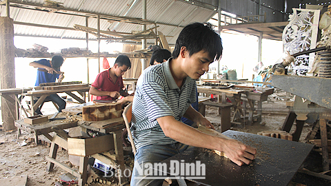 Sản xuất các sản phẩm mộc mỹ nghệ tại cơ sở Hải Mạnh, xã Hoành Sơn.