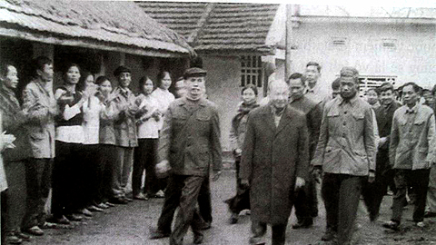 Nhân dân xã Xuân Hồng vui mừng đón đc Trường Chinh nam 1981