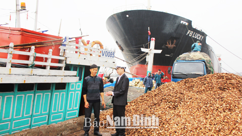 Cán bộ Cảng vụ Hàng hải Nam Định tuyên truyền cho thuyền viên nâng cao ý thức thực hiện các quy trình kỹ thuật ứng phó sự cố tràn dầu trên biển.