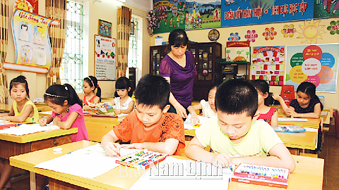 Lớp học vẽ tại Trường Tiểu học Lộc Hạ (TP Nam Định) do cán bộ Trung tâm VH-TT-TT Thành phố Nam Định giảng dạy. 