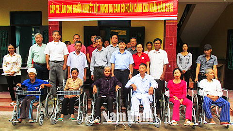 Hội CTĐ huyện Giao Thủy trao tặng xe lăn cho người khuyết tật, nạn nhân chất độc da cam có hoàn cảnh khó khăn. Ảnh: Do cơ sở cung cấp