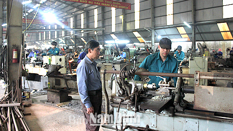 Sản xuất máy nông nghiệp tại Cty TNHH Cơ khí Đình Mộc, xã Xuân Kiên.