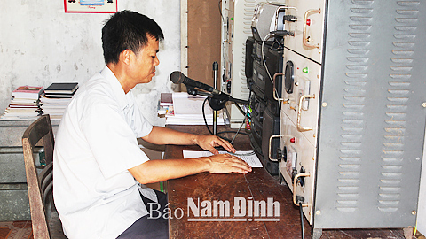 Anh Vũ Văn Biển, Trưởng Đài phát thanh xã Liêm Hải (Trực Ninh) trong một buổi phát thanh.