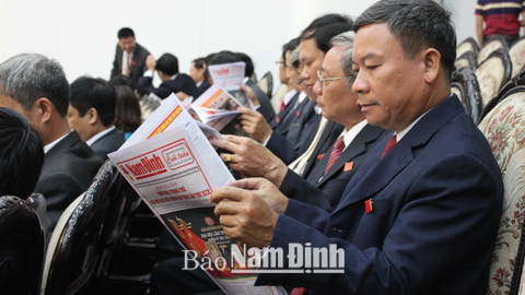 Các đại biểu dự Đại hội Đảng bộ tỉnh lần thứ XIX đọc Báo Nam Định trong ngày thứ hai của Đại hội.