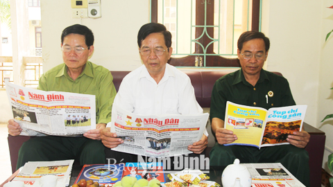 Cán bộ Hội CCB huyện Vụ Bản tìm hiểu thông tin trên báo Đảng.