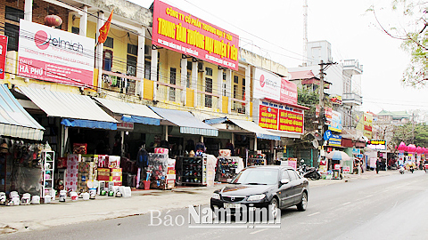 Tuyến phố thương mại tại Thị trấn Lâm (Ý Yên) thu hút đông đảo các hộ kinh doanh buôn bán.