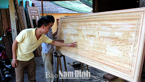Sản phẩm mộc dân dụng, mỹ nghệ tại cơ sở của anh Bùi Thái Dũng, tổ dân phố số 6, Thị trấn Ngô Đồng.