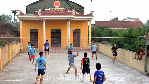 Đội bóng chuyền xóm 10 Tân Tiến luyện tập tại Nhà văn hoá xóm.