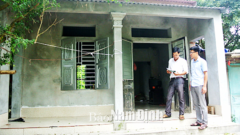 Nghiệm thu nhà xây mới của gia đình chị Trần Thị Khuyên tại thôn La Chợ, xã Mỹ Tiến (Mỹ Lộc).