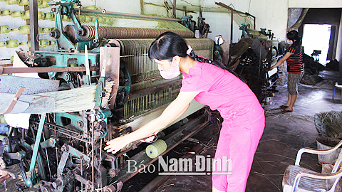 Nghề dệt chiếu tạo việc làm cho hàng trăm phụ nữ xã Nghĩa Trung.