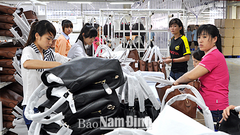 Sản xuất túi xách tay thời trang xuất khẩu tại Cty TNHH Yamani Dynasty (CCN Nam Hồng, Nam Trực).