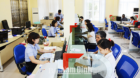 Khách hàng giao dịch tại Chi nhánh BIDV Thành Nam.