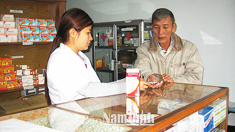 Cấp phát thuốc cho người dân có thẻ BHYT tại Trạm Y tế xã Yên Lương (Ý Yên).