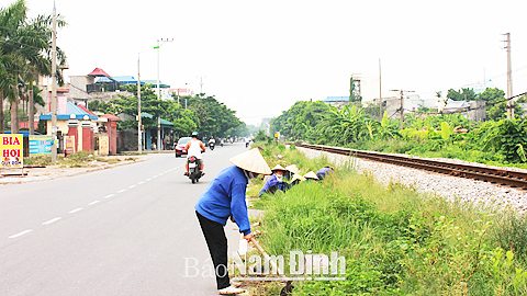 Cắt cỏ, bạt lề đường bảo vệ hành lang đường bộ, đường sắt trên địa phận xã Lộc An (TP Nam Định).