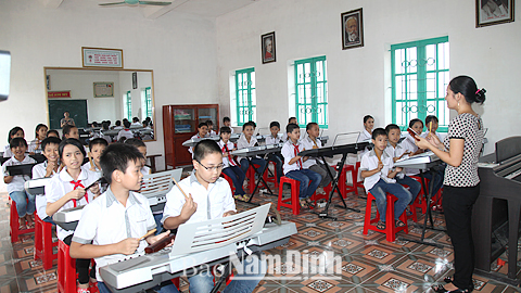 Năm học 2015-2016, Trường THCS Hải Trung có 100% học sinh tham gia BHYT.