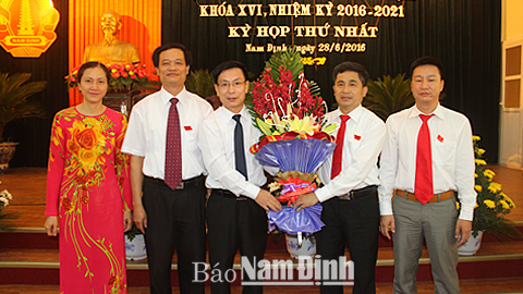 Đồng chí Phạm Đình Nghị, Phó Bí thư Tỉnh ủy, Chủ tịch UBND tỉnh tặng hoa chúc mừng lãnh đạo chủ chốt HĐND thành phố khóa XVI, nhiệm kỳ 2016-2021.