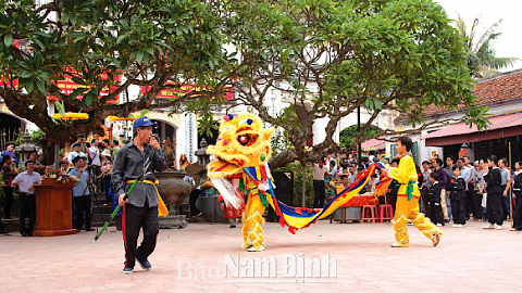 Múa sư tử tại lễ hội Đền Bảo Lộc, xã Mỹ Phúc (Mỹ Lộc).