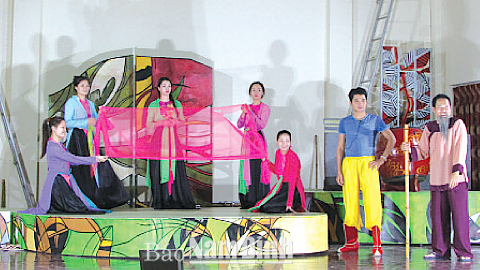 Một buổi tập vở diễn mới của các diễn viên trẻ Nhà hát Chèo Nam Định.