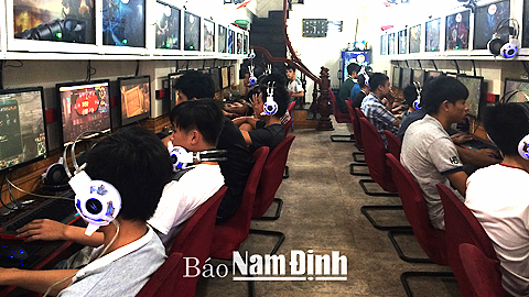 Một điểm truy cập internet công cộng trên đường Trường Chinh (TP Nam Định).