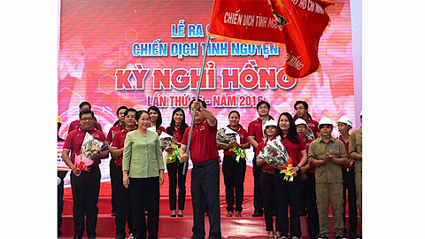 Phó Bí thư Thành ủy TPHCM Võ Thị Dung trao cờ lệnh xuất quân cho anh Phùng Thái Quang – chỉ huy trưởng Chiến dịch Kỳ nghỉ hồng 2016