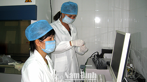 Xét nghiệm đếm tế bào CD4 tại Trung tâm Phòng, chống HIV/AIDS tỉnh.