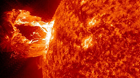  Siêu bão Mặt Trời bắn phá hạt năng lượng cao về phía Trái Đất. Ảnh minh họa: CS Monitor.