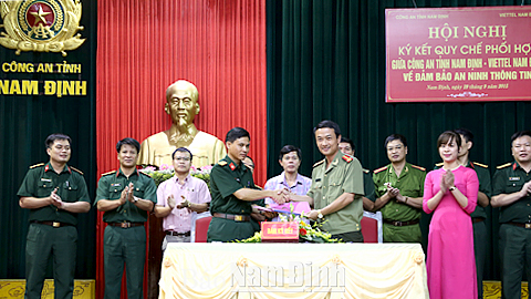 Lãnh đạo Công an tỉnh và Chi nhánh Viettel Nam Định ký kết quy chế phối hợp về đảm bảo an ninh thông tin. Ảnh: Do cơ sở cung cấp