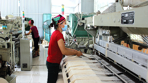 Sản xuất khăn bằng máy dệt kiếm tự động tại cơ sở của anh Mai Văn Giang, xóm An Bình, thôn An Lãng, xã Trực Chính.