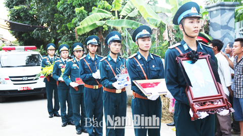 Lễ đón và an táng Liệt sĩ, Trung tá Nguyễn Văn Chính tại nghĩa trang liệt sĩ quê nhà, xã Mỹ Hà (Mỹ Lộc).