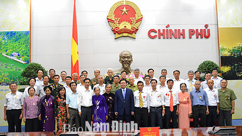 Đoàn đại biểu người có công của tỉnh chụp ảnh lưu niệm với Phó Thủ tướng Chính phủ Vương Đình Huệ.