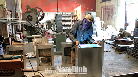 Sản xuất két bạc tại Cty CP Đầu tư và Xây dựng Nam Thanh, CCN Nghĩa Sơn (Nghĩa Hưng), sản phẩm CNNT tiêu biểu tỉnh Nam Định năm 2014.