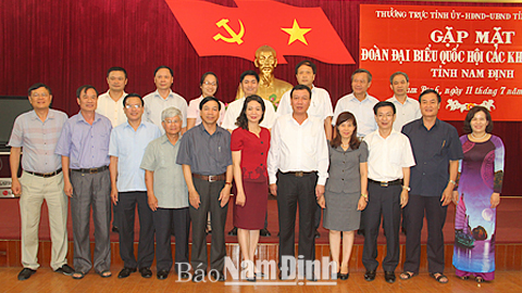 Các đồng chí lãnh đạo tỉnh chụp ảnh lưu niệm với Đoàn ĐBQH khóa XIII và khóa XIV của tỉnh.