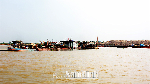 Khai thác cát trên tuyến sông Ninh Cơ địa phận huyện Trực Ninh.
