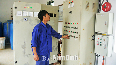 Vận hành trạm bơm cấp nước sạch tại Nhà máy nước Yên Lộc.